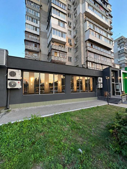 ФАСАДНИЙ МАГАЗИН 235 м² — АКАДЕМІКА ФІЛАТОВА кут Варненска напроти парку