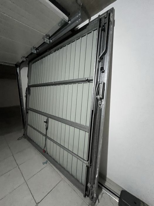 Portão metalico basculante