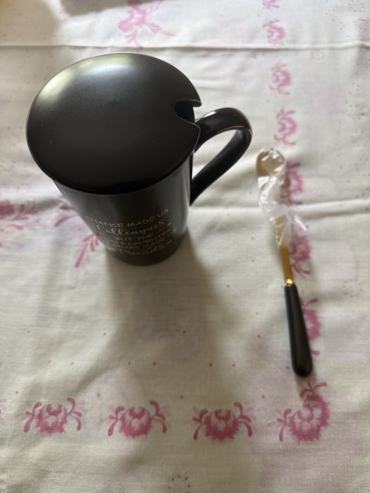 Caneca de Presente p/ Colega de Trabalho "Colleagues into Friends" — Nova