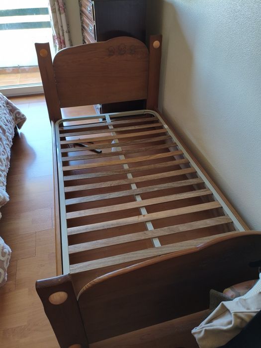 Cama criança madeira maciça.