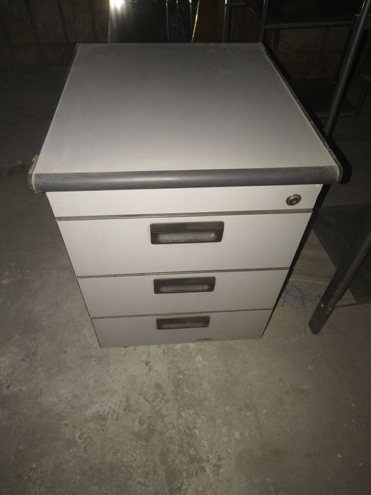 Практична офісна тумба