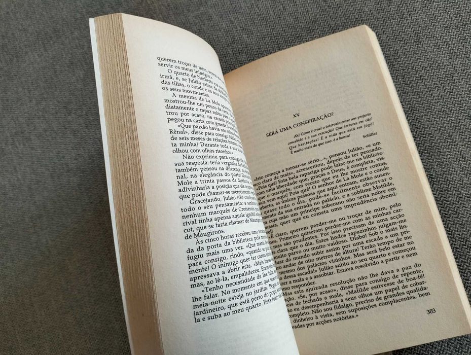 Livro "O vermelho e o negro" de Stendhal