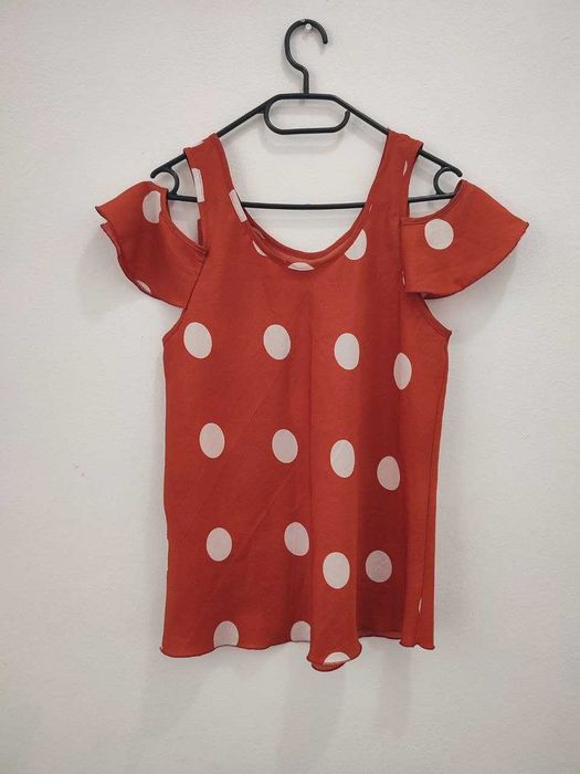 Blusa de alças laranja com bolinhas