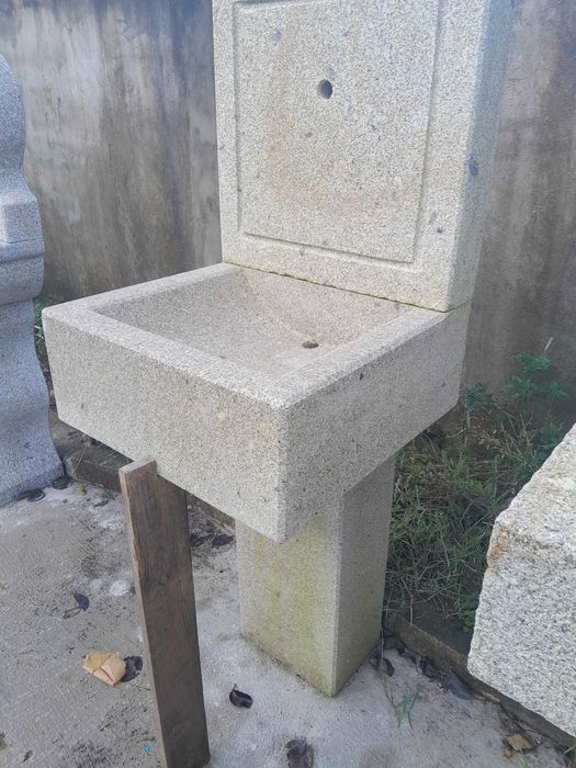 Fontanário em granito amaciado
