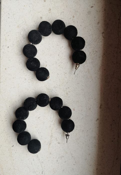 Argolas pretas grandes