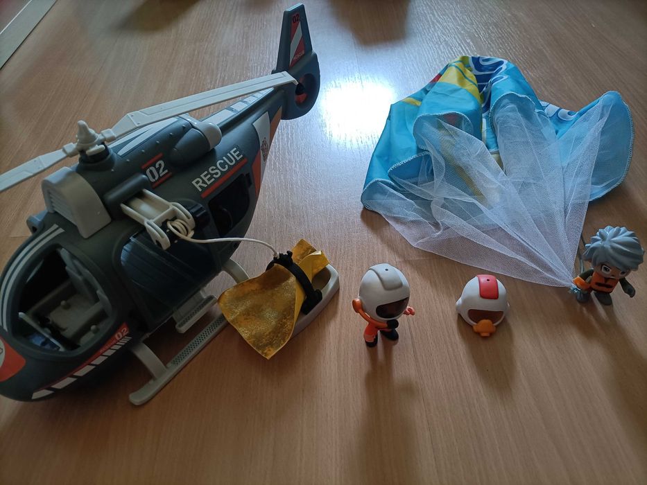 Helicóptero e bonecos pin pon