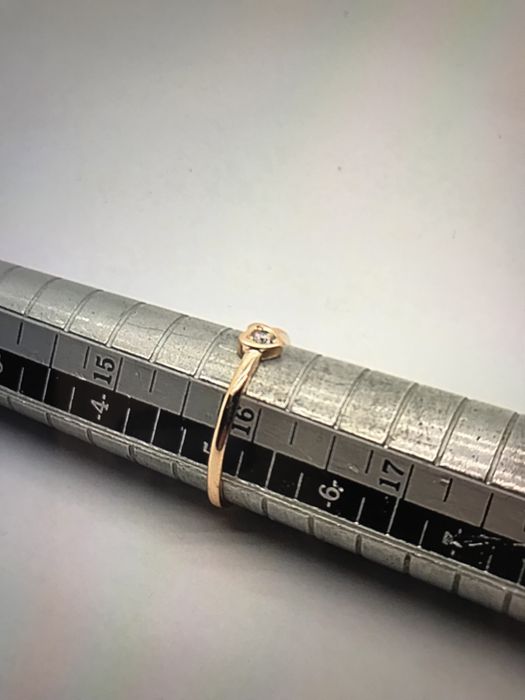 Золотое кольцо с бриллиантом