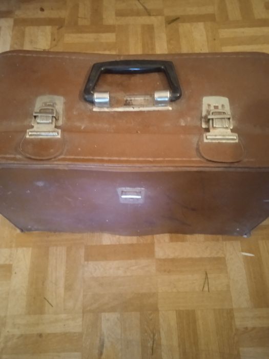 Продам швейную машину с электропедалью  полностью исправна  1300 гр