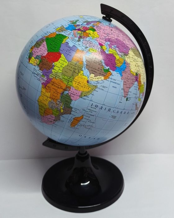 Глобуси політичний та фізичний