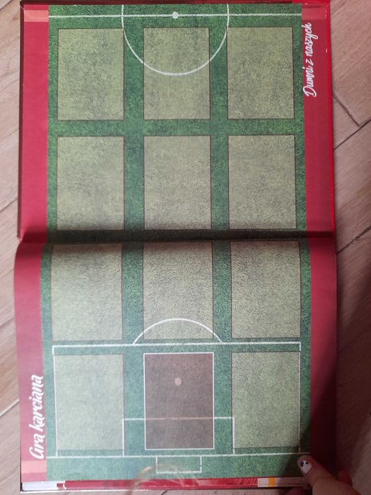 Katalog piłkarski z 2018 roku i dwustronny plakat z 2024 roku