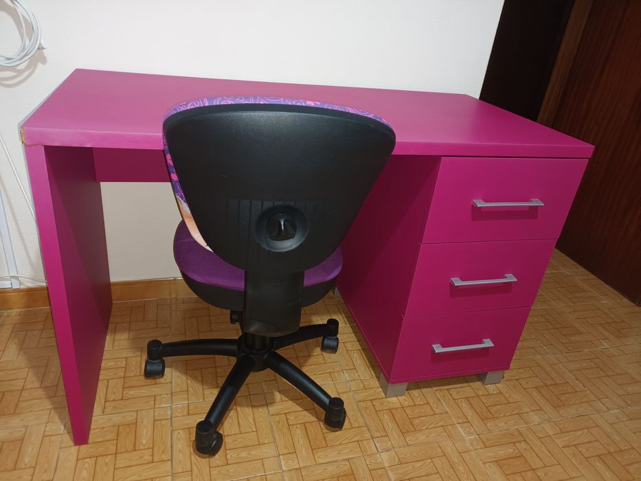 Secretaria rosa com cadeira