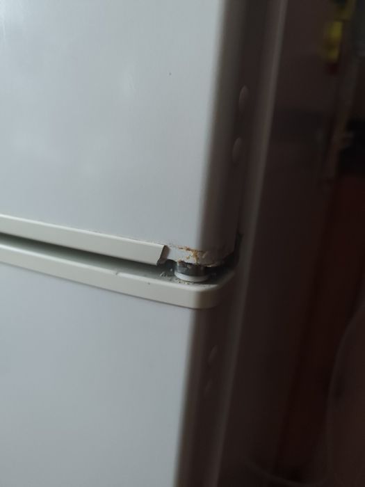 Холодильник Бош 2003 року працює