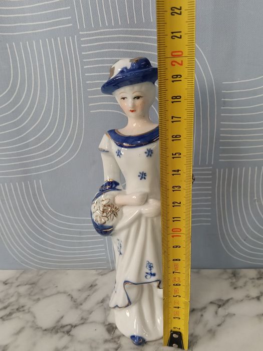 Figurka porcelanowa dama z koszem