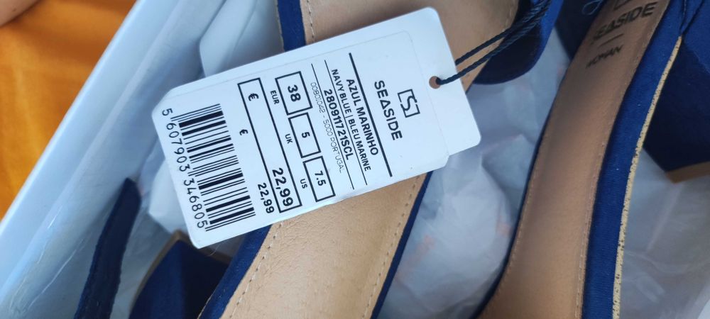 Sapatos azuis nunca usados
