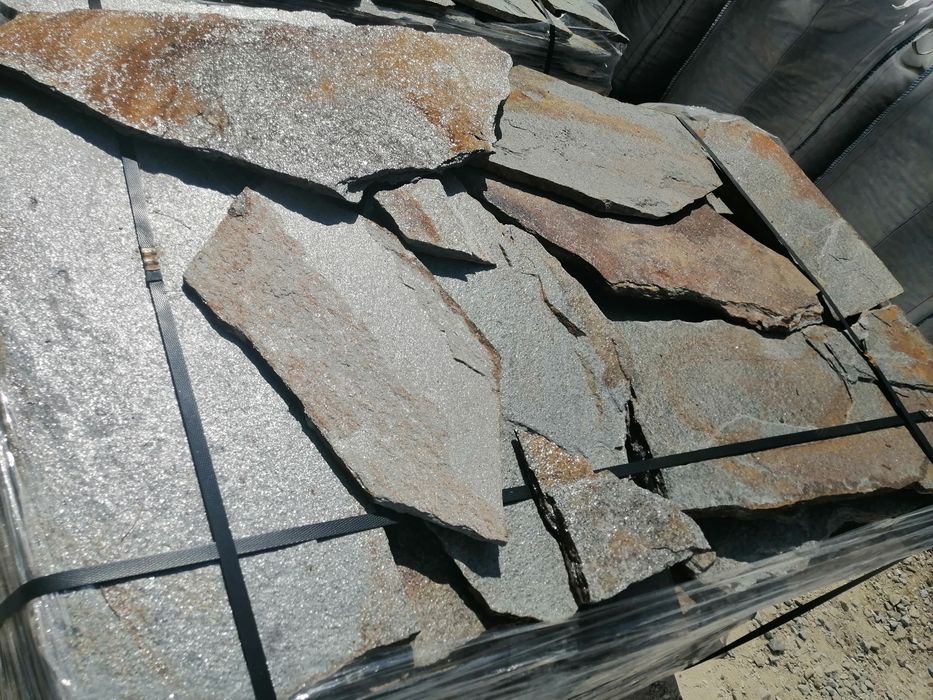 Kamień elewacyjny naturalny gnejs nieregularny łupek płaski na schody