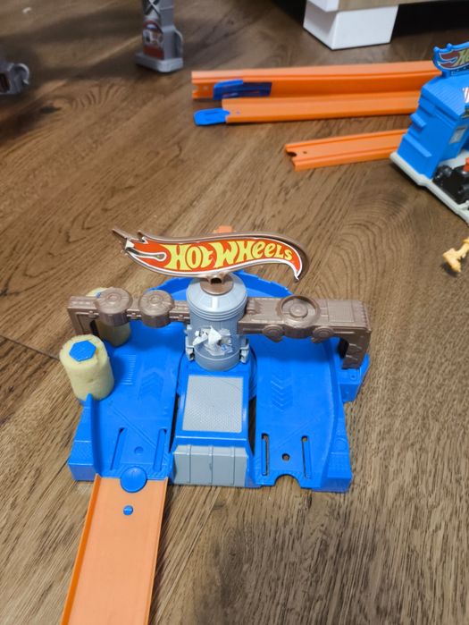 Трек Хотвилс с 2 машинками