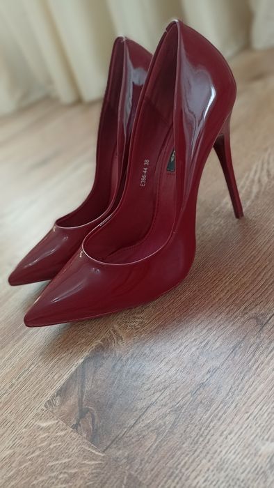 Жіночі лакові туфлі