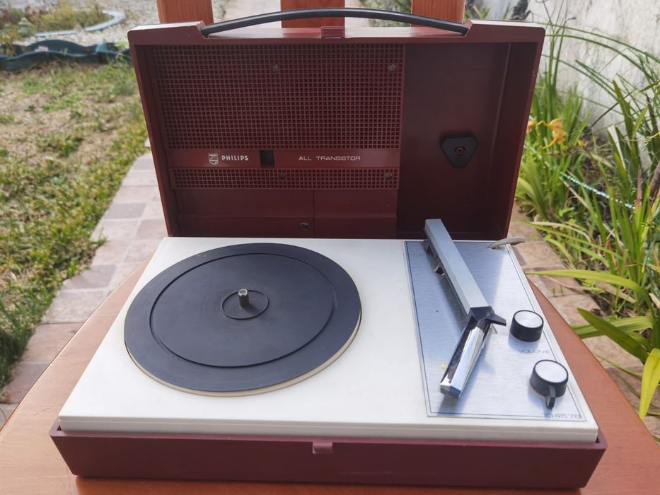 Gira-Discos - Philips Dutch SUNDAY RED MELLOW record player 1980