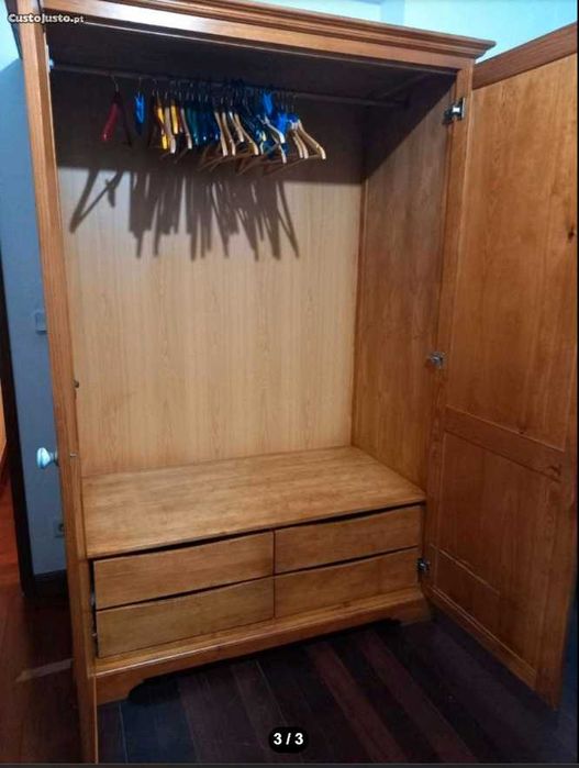 Roupeiro em Madeira