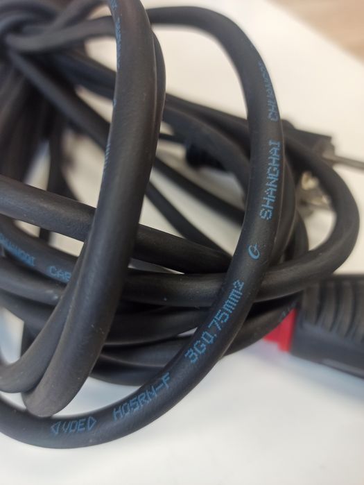 Przedłużacz, kabel z wtyczką.