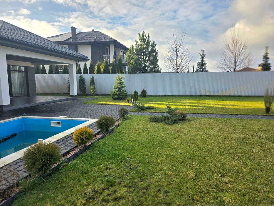 Продам дом на берегу озера с бассейном в КГ"Межречье" от собственника.