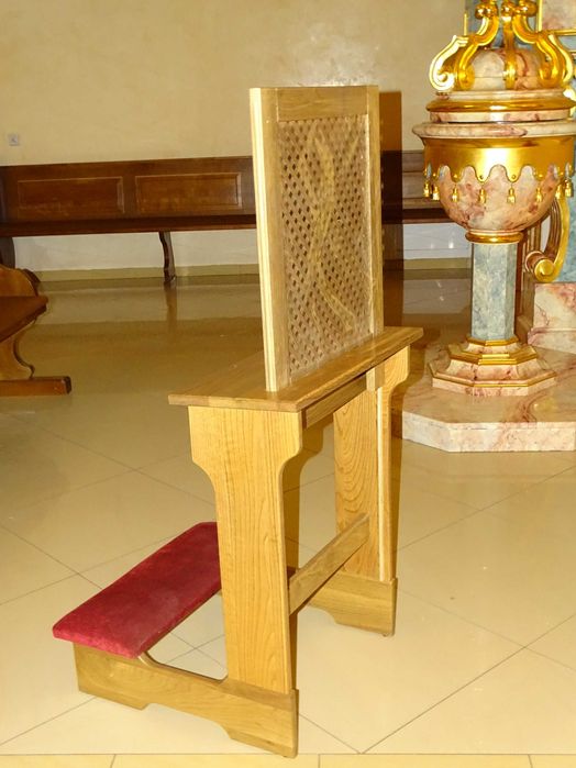 konfesjonał przenośny klęcznik meble sakralne ławki