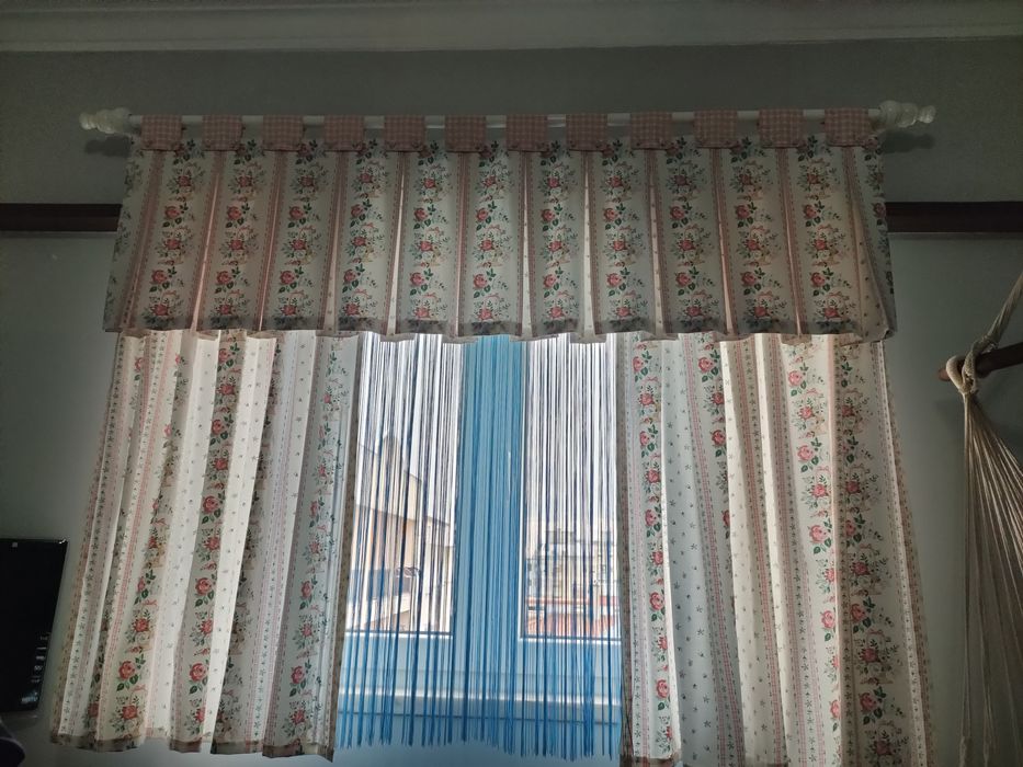 Cortinados com varão e calhas de quarto de menina
