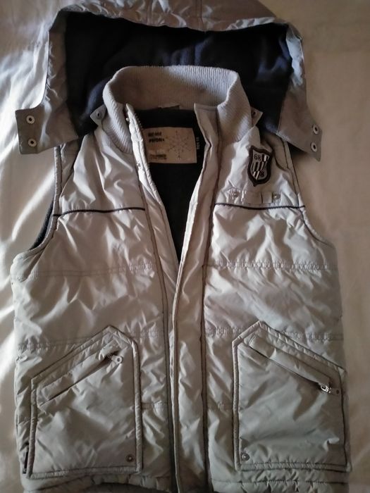 Жилетка с капюшоном утепленная
