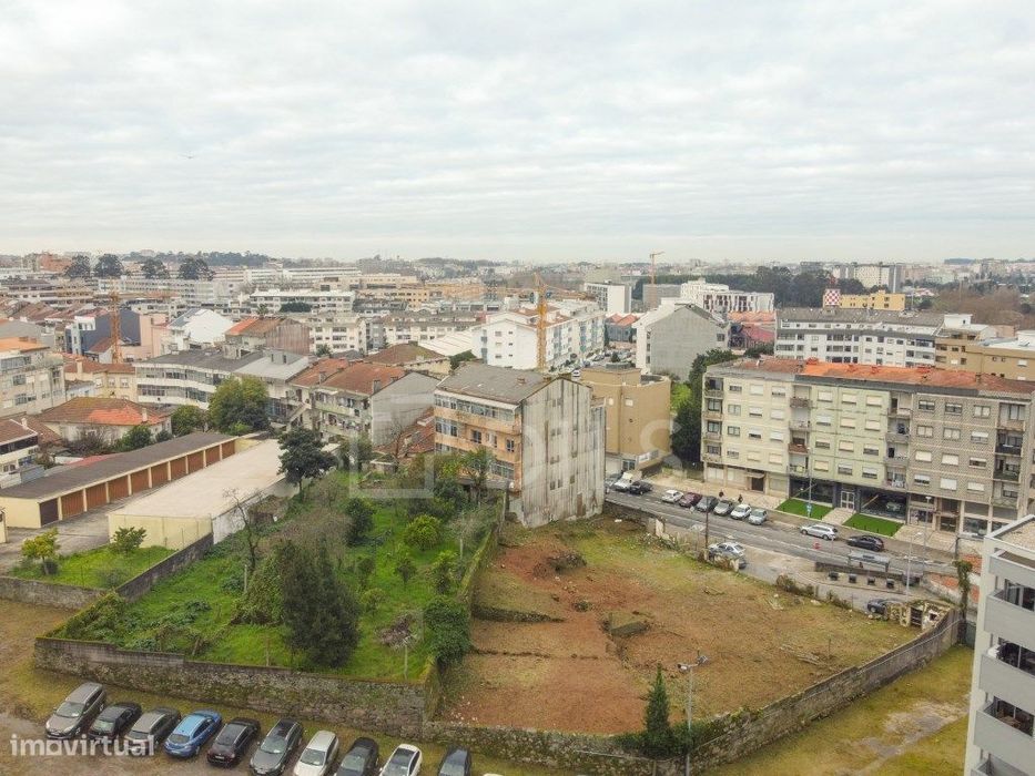 Apartamento T0, com varanda, na Rua Costa Cabral, Porto