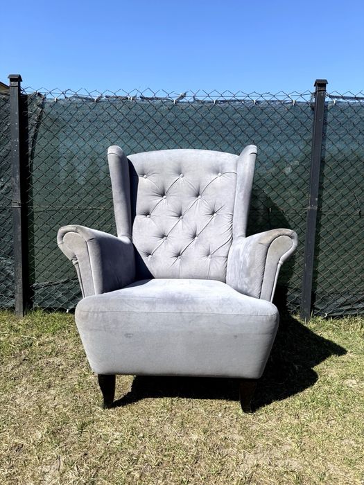 Fotel uszak + pufa pikowana – styl klasyczny, bardzo wygodny