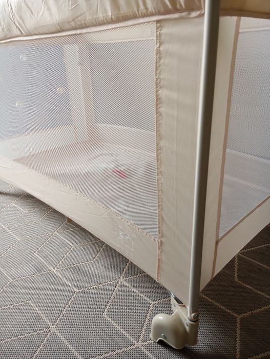 Berço de viagem com rodas