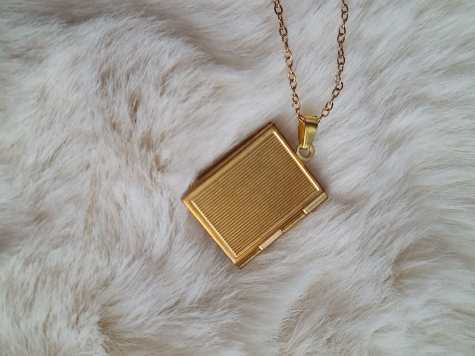 Sekretnik książka, locket, na zdjęcie