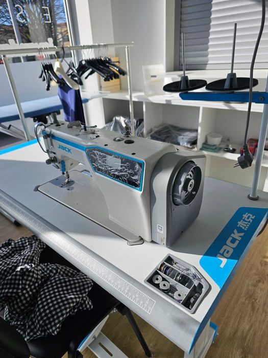 Maquina profissional de costura com bancada semi nova