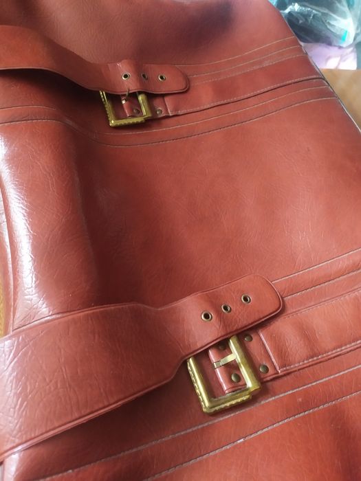 Валіза вживана зі штучної шкіри