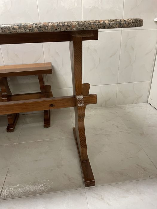 Mesa em Madeira Maciça e Pedra Mármore com 4 bancos tudo como Novo 123cmx63cmx74 Altura