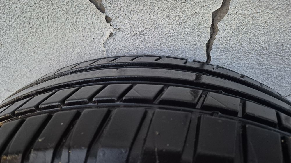 1 pneu marca Kormoram (195/55 R16 87V)como novo.