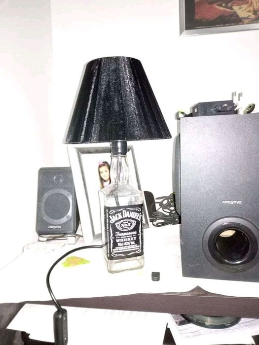 Candeeiros garrafa Jack Daniels e licor beirão.