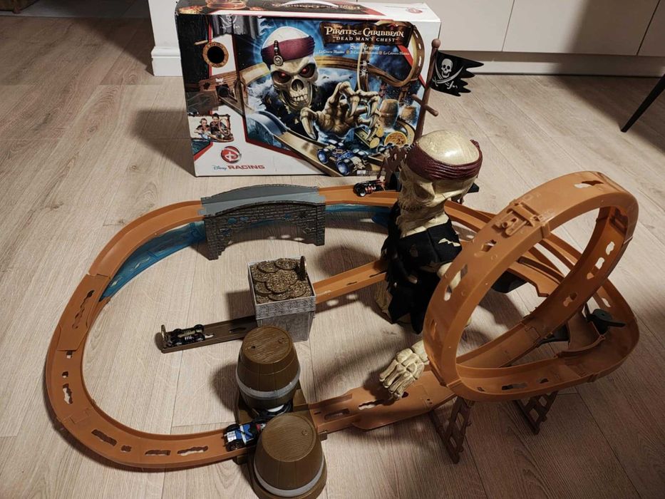 Disney Pirates of The Caribbean Racing Car Playset Track Skull