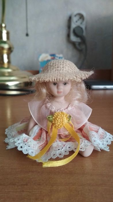 Сувенирная фарфоровая куколка