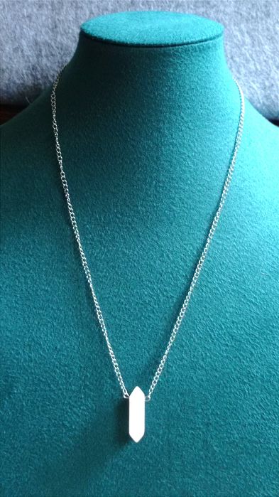 Naszyjnik na srebrnym łańcuszku z kamiennym wisiorkiem