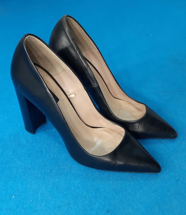 Sapatos clássicos de salto alto