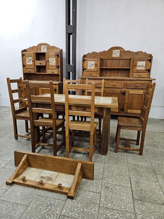 Ładny dębowy komplet rustykalny z motywami myśliwskimi do kuchni