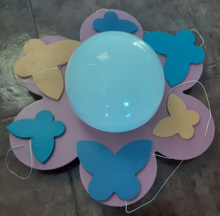 Candeeiro de tecto para quarto de menina