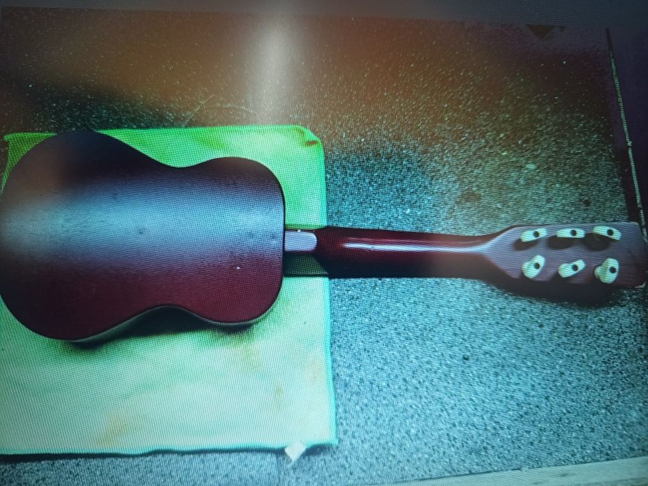 Guitarra espanhola admira modelo Juanita para recuperar com oferta