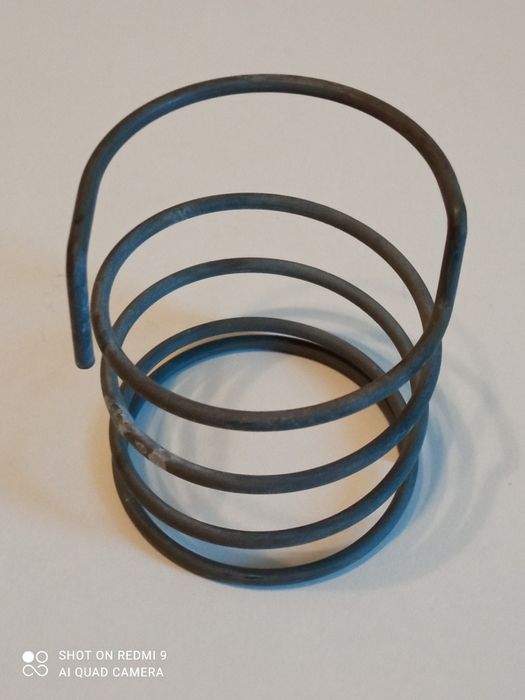 Пружина с выемкой.