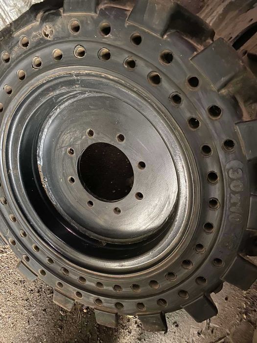 Шина массивная 10-16,5 (30х10х16) в сборе с дисками Китай