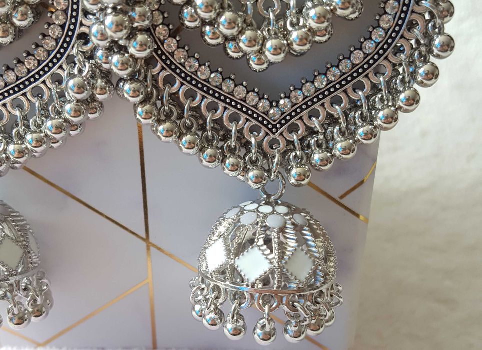 Duże długie kolczyki srebrny kolor białe cyrkonie dzwonki Bollywood