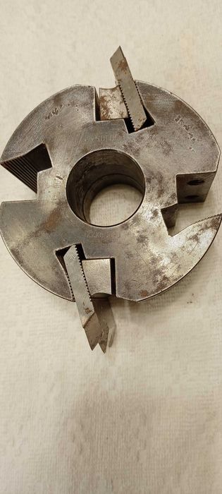 Głowica frezarska do drewna na noże {frezy} ryflowane