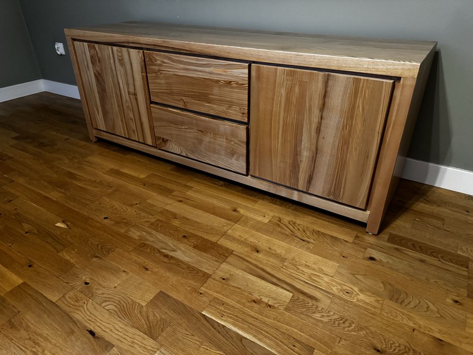 Szafka RTV z litego jesionu – styl kolonialny – indywidualny projekt