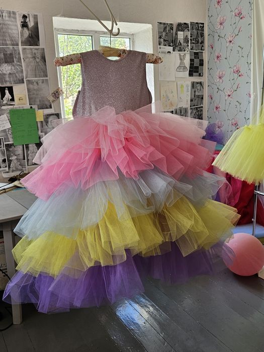 Платье на девочку 5-6 лет нарядное пышное фатиновое блестящее с бантом